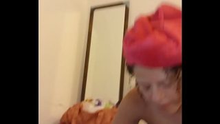 La niñera se estaba bañando cuando me la empezó a chupar